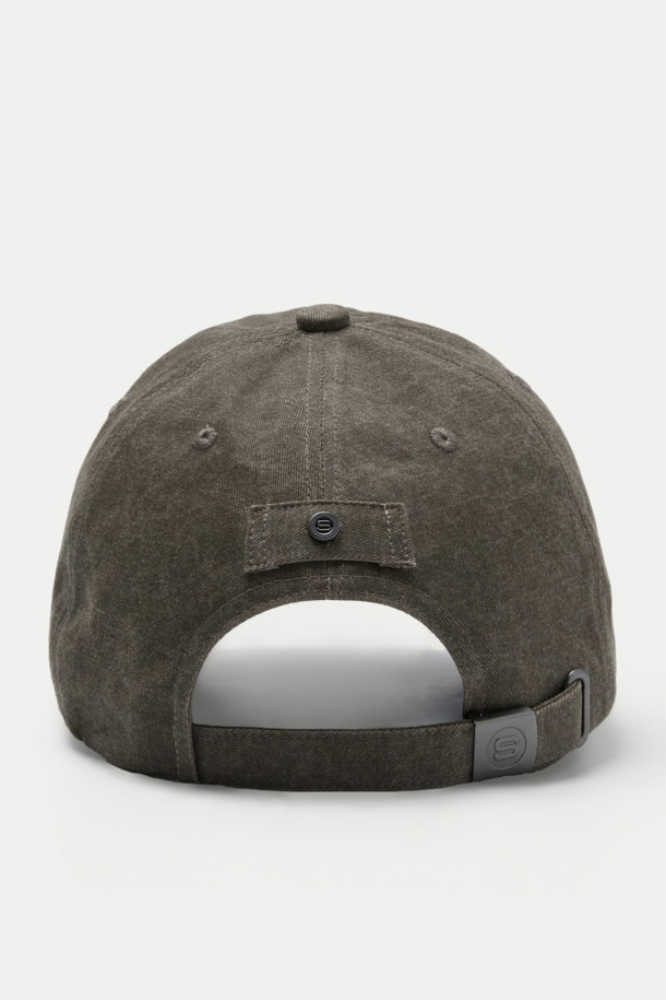 빈티지 워싱 볼캡은 면 소재로 제작되어 부드러운 촉감을 선사하며, 일상에서 편안하게 착용하기 좋습니다. 워싱 처리된 면 소재와 자수 패턴이 빈티지한 스타일을 연출하고, 캐주얼한 무드를 더합니다. 버클과 리벳 디자인은 모자 챙의 모양을 잡아주며, 스타일리시함을 더합니다. 사이즈 조절 기능으로 머리 둘레에 맞게 편안하게 착용할 수 있으며, 흡습 기능으로 쾌적함을 유지합니다.
