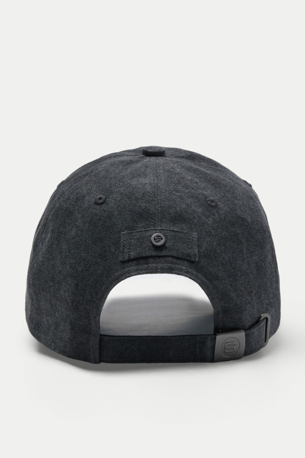 빈티지 워싱 볼캡은 면 소재로 제작되어 부드러운 촉감을 자랑하며, 캐주얼하고 빈티지한 스타일을 연출합니다. 일상생활과 산책, 캠핑룩에 잘 어울리며, 로고 자수와 버클, 리벳 디자인으로 포인트를 더했습니다. 사이즈 조절 기능과 흡습 기능이 있어 편안하게 착용할 수 있습니다. 미니멀한 스타일을 선호하는 분들께도 추천하는 아이템입니다.
