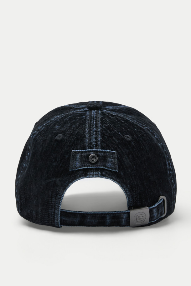 빈티지 워싱 벨베틴 볼캡은 캐주얼한 스타일을 연출하기 좋은 모자입니다. 데님과 벨베틴 소재를 사용하여 부드러운 촉감과 빈티지한 분위기를 동시에 느낄 수 있습니다. 블랙 컬러에 로고 자수와 버클, 리벳 장식이 포인트로 더해져 트렌디함을 더했습니다. 사이즈 조절이 가능하며, 흡습 기능으로 쾌적하게 착용할 수 있습니다. 일상생활에서 개성 있는 스타일을 완성해 보세요.
