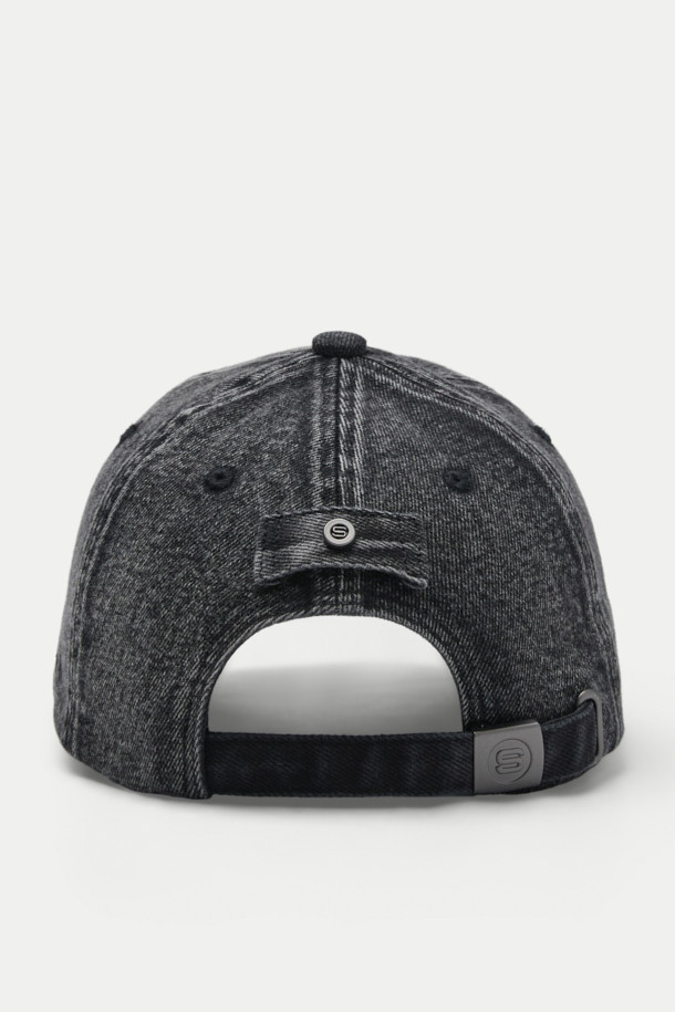 블랙 데님 볼캡은 캐주얼 스타일에 어울리는 모자입니다. 데님 소재에 워싱 처리를 더해 빈티지한 느낌을 살렸으며, 로고 자수와 버클, 리벳 등의 디자인 장식이 돋보입니다. 사이즈 조절 기능과 흡습 기능으로 편안한 착용감을 제공하며, 일상생활에서 폭넓게 활용할 수 있습니다. 어떤 스타일에도 잘 어울려 데일리 아이템으로 활용하기 좋습니다.
