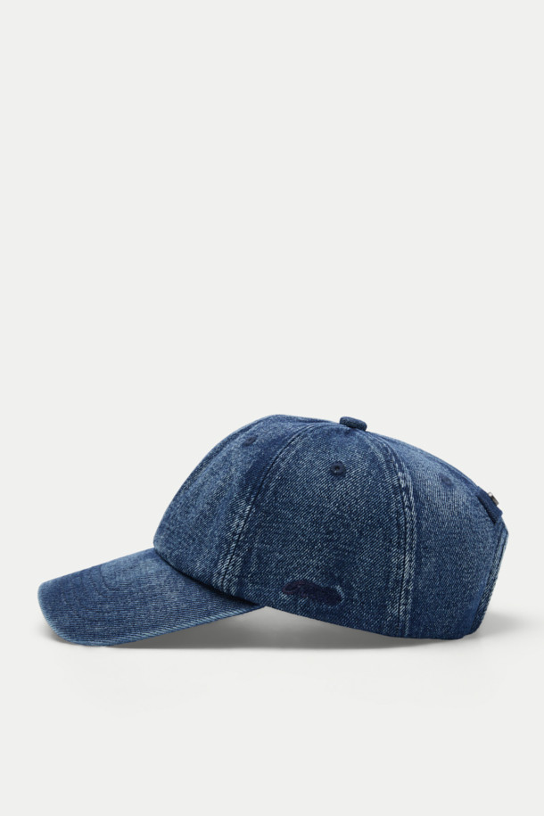 인디고 데님 볼캡은 캐주얼한 스타일을 즐기는 분들을 위한 아이템입니다. 데님 소재로 제작되어 빈티지한 무드를 연출하며, 자수 디테일이 포인트로 들어가 있습니다. 일상복에 편안하게 매치하여 산책룩을 완성하기 좋습니다. 사이즈 조절 기능과 흡습 기능으로 편안한 착용감을 선사하며, 리벳과 버클 장식이 디자인의 완성도를 높입니다.
