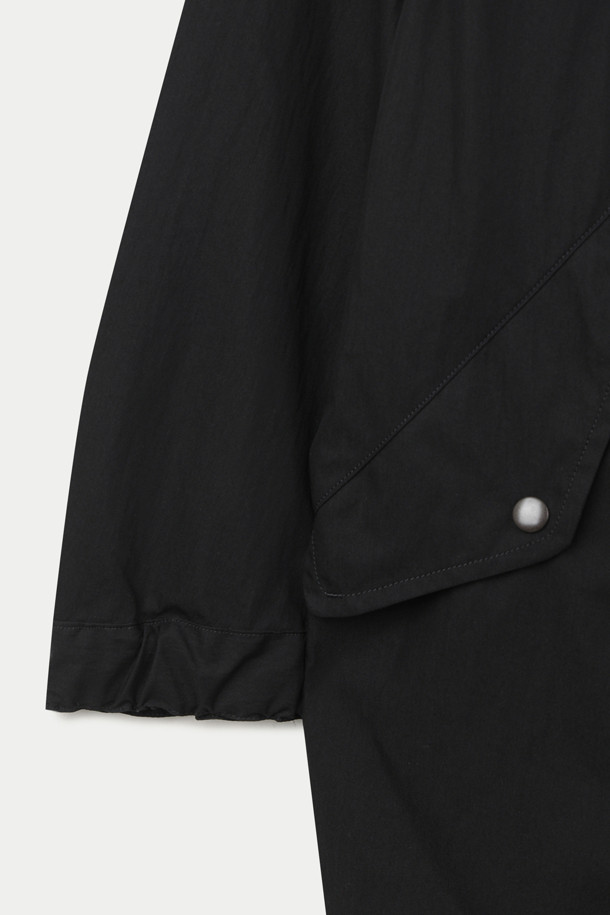 SAGE DE CRET (사지 드 크레) 코튼 트윌 타입라이터 파카는 남성용 아우터로, 봄, 가을 시즌에 적합한 숏 파카입니다. 부드러운 촉감의 면, 나일론 혼방 소재로 제작되었으며, 오버핏 실루엣과 무지 디자인이 특징입니다. 밀리터리, 모던 스타일을 기반으로, 후드, 사이드 포켓, 허리 및 밑단 드로우스트링, 소매 밴딩, YKK 지퍼 등의 디테일이 돋보입니다. 일상, 여행, 가을 나들이 등 다양한 TPO에 캐주얼, 미니멀, 시티보이 스타일로 활용하기 좋습니다. 사이즈 조절 기능으로 편안한 착용감을 제공합니다.
