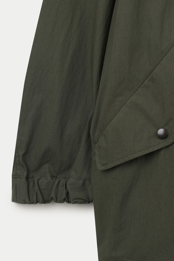 SAGE DE CRET (사지 드 크레) 코튼 트윌 타입라이터 파카는 남성용 아우터로, 봄, 가을에 착용하기 좋습니다. 밀리터리, 캐주얼 무드를 동시에 느낄 수 있으며, 숏 기장의 무지 파카입니다. 부드러운 촉감의 면, 나일론 혼방 소재로 제작되었으며, 오버핏으로 편안하게 착용 가능합니다. 후드 및 허리, 밑단 스트링 조절, YKK 지퍼, 소매 밴딩, 사이드 포켓 등의 디테일로 실용성을 더했습니다. 동네 마실룩, 산책룩, 가을 나들이룩 등 다양한 TPO에 캐주얼, 미니멀, 워크웨어 스타일로 연출해보세요.
