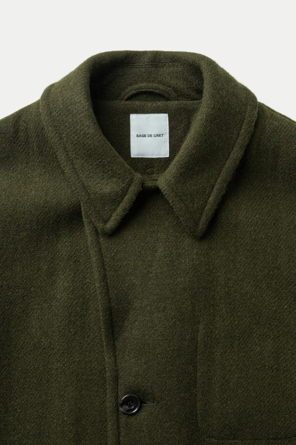SAGE DE CRET(사지 드 크레) 해리스 트위드 울스터 칼라 롱 코트는 남성용 롱 코트입니다. 올리브 그린 컬러의 해리스 트위드 소재로 제작되어 가을, 겨울 시즌에 적합하며, 클래식하고 모던한 스타일을 연출합니다. 세미 오버핏으로 편안함과 세련됨을 동시에 잡았으며, 울 소재 특유의 부드러운 촉감이 특징입니다. 가먼트 워싱 가공, 힙 포켓, 슬릿 포켓, 패치 포켓, 오프화이트 파이핑 테이프 마감 등의 디테일이 돋보입니다. 출근룩, 겨울 데일리룩, 모임룩 등 다양한 TPO에 클래식, 미니멀, 시크한 스타일로 활용하기 좋습니다.
