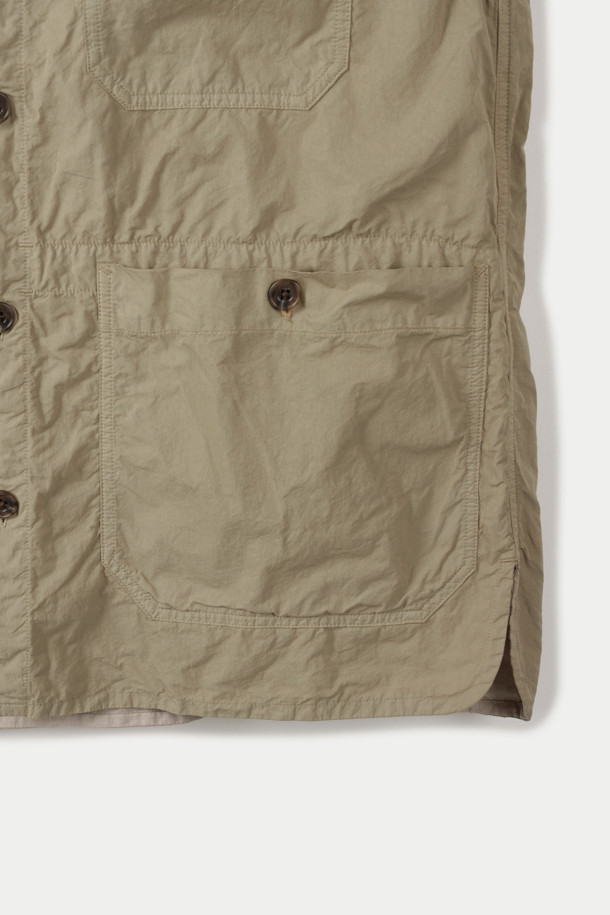 SAGE DE CRET (세이지 드 크레) 코튼 트윌 타입라이터 셔츠 재킷입니다. 봄, 가을에 어울리는 베이지 컬러의 남성 셔츠 재킷으로, 클래식과 미니멀 스타일을 모두 만족시킵니다. 부드러운 촉감의 면 소재로 제작되었으며, 얇은 두께감으로 편안하게 착용 가능합니다. 오버핏과 루즈핏으로 디자인되어 편안한 착용감을 선사하며, 데이트룩, 카페룩 등 다양한 TPO에 활용하기 좋습니다. 패치 포켓, 가슴 포켓, 커프스 단추, 라운드 밑단, 앞뒤 길이 차이, 고밀도 제직 등의 디테일이 돋보입니다.
