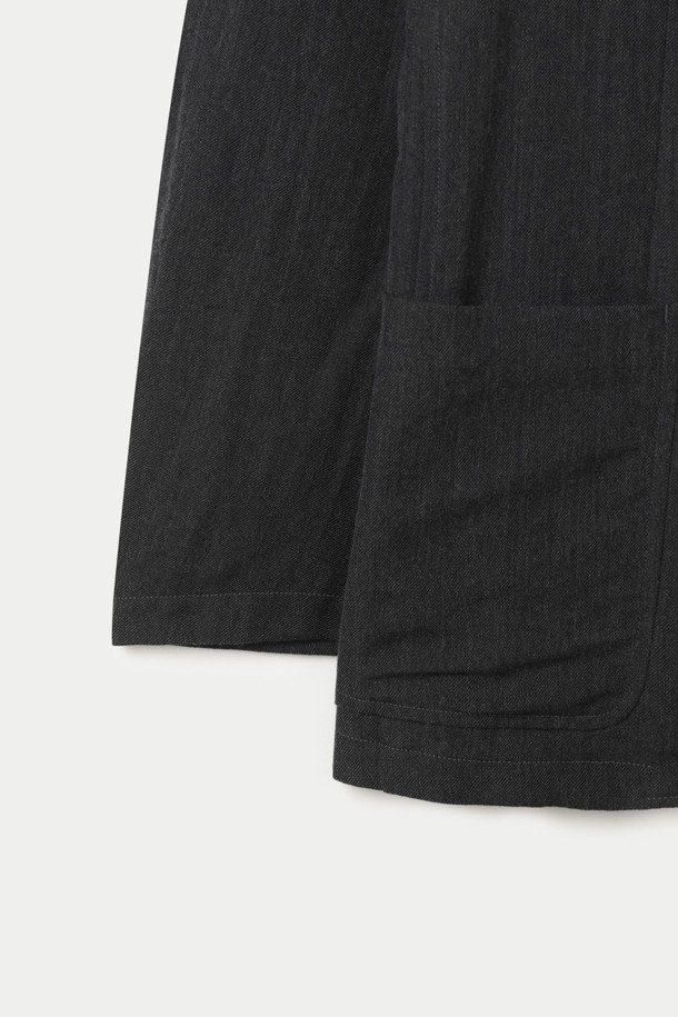 SAGE DE CRET(사쥬 드 크레) 울/린넨 Serge 테일러드 재킷은 남성을 위한 클래식과 빈티지 무드를 담은 아우터입니다. 다크 그레이 컬러의 무지 패턴으로, 오피스룩, 비즈니스 캐주얼, 모임룩 등 다양한 TPO에 활용하기 좋습니다. 울과 린넨 혼방 소재로 제작되어 부드러운 촉감과 드라이한 질감을 제공하며, 봄/가을 시즌에 적합합니다. 얇은 두께감에 오버핏으로 제작되어 편안한 착용감을 선사하며, 3버튼 여밈 방식과 코튼 안감, 텀블링 가공, 자연스러운 광택 디테일이 돋보입니다. 클래식, 미니멀, 시크 스타일을 즐기는 분들께 추천합니다.
