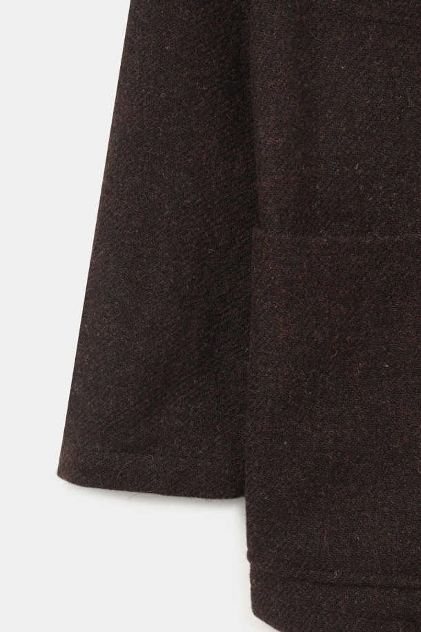 세이지 드 크레(SAGE DE CRET) 해리스 트위드 테일러드 재킷은 클래식하고 우아한 스타일을 추구하는 남성을 위한 아우터입니다. 브라운 컬러의 부드러운 울 소재에 해리스 트위드 패턴을 더해 고급스러운 분위기를 자아냅니다. 가을과 겨울 시즌, 오피스룩, 비즈니스 캐주얼, 모임룩 등 다양한 TPO에 활용하기 좋습니다. 오버핏 실루엣과 싱글 버튼 여밈, 패치 포켓 디테일이 특징이며, 오프화이트 파이핑 테이프 마감과 가먼트 워싱 가공으로 완성도를 높였습니다. 미니멀하고 시크한 스타일을 선호하는 분들께 추천합니다.
