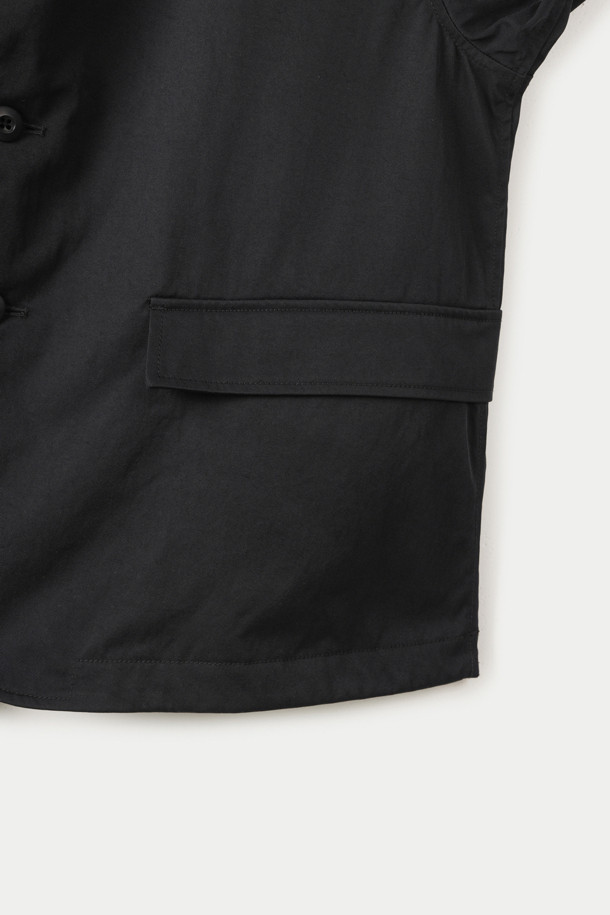 다이와 피어 39 테크 루즈 2B 재킷은 봄, 가을에 착용하기 좋은 남성용 자켓입니다. 블랙 컬러의 무지 디자인으로 밀리터리 및 베이직 스타일을 연출하며, 넉넉한 루즈핏으로 편안한 착용감을 선사합니다. 
투웨이 칼라, 센터 버튼 여밈, 슬리브 턱 디테일, 소맷단 1버튼, 빅 포켓, 메쉬 포켓, 메쉬 안감 등의 디테일이 특징이며, 탄탄한 촉감으로 튼튼하게 제작되었습니다.
출근룩과 모임룩에 활용하기 좋으며, 클래식, 미니멀, 캐주얼 스타일을 즐겨 입는 분들께 추천합니다. 긴 소매 기장과 레귤러 기장으로 다양한 스타일 연출이 가능합니다.
