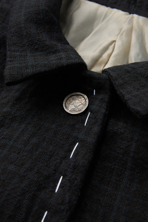 CHIAHUNG SU (치아홍 수) 핸드 우븐 다이드 패치워크 로잉 재킷은 가을, 겨울 시즌에 어울리는 모던 스타일의 아우터입니다. 블랙 컬러의 레귤러핏 재킷으로, 핸드다잉 염색 기법으로 제작된 패치워크 디자인이 특징입니다. 유기농 면 60%, 유기농 울 30%, 유기농 린넨 10%의 혼방 소재로 제작되어 편안한 착용감을 선사합니다. 1960년대 일본 나고야 빈티지 기모노 원단을 안감으로 사용하여, 클래식, 미니멀, 시크 스타일을 연출하기 좋습니다. 데이트룩, 모임룩, 비즈니스 캐주얼에 활용하기 좋은 아이템입니다.
