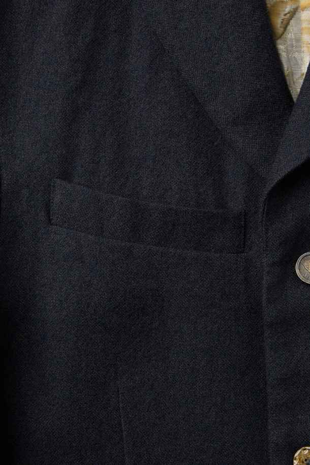 CHIAHUNG SU (치아홍 수) 핸드 우븐 & 다이드 플리팅 라이트 블레이저는 오가닉 울 100% 소재로 제작되어 부드러운 촉감을 선사합니다. 아이치 지역 원사로 염색한 블랙 컬러의 모던한 무드가 돋보이며, 핸드위빙 기법과 플리팅 디테일이 특징입니다. 봄, 가을 시즌에 활용하기 좋은 크롭 기장의 싱글 버튼 레귤러핏 블레이저로, 오피스룩, 비즈니스 캐주얼, 모임룩 등 다양한 TPO에 활용 가능한 아이템입니다. 클래식, 미니멀, 시크 스타일에 매치하여 세련된 스타일을 연출해보세요. 얇은 두께감으로 편안하게 착용할 수 있으며, 긴 소매 디자인으로 포멀한 분위기를 더합니다.
