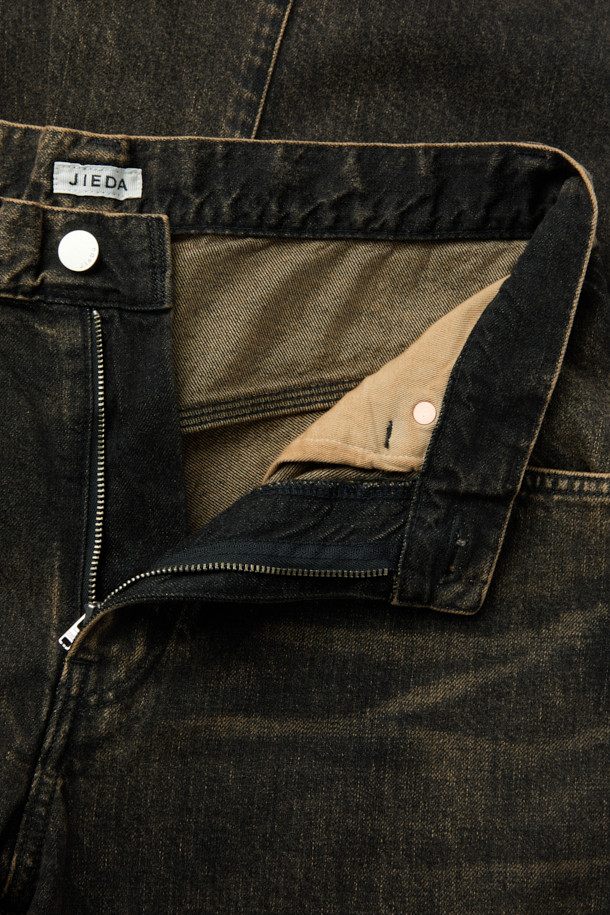JIEDA(지에다) 유즈드 3D 워크 데님 팬츠는 남성용 데님 팬츠입니다. 브라운 컬러의 워싱 데님 소재로 제작되었으며, 사계절 내내 착용하기 좋습니다. 입체적인 3D 패턴, 사이드 심 비틀림, 트리플 스티치 디테일, 허리 히게(주름) 가공이 특징이며, 짧은 밑위와 슬림한 허리 라인으로 세련된 핏을 연출합니다. 와이드핏으로 편안하면서도 스트릿, 캐주얼, 미니멀 스타일을 소화하며 데이트룩, 모임룩으로 활용하기 좋습니다.
