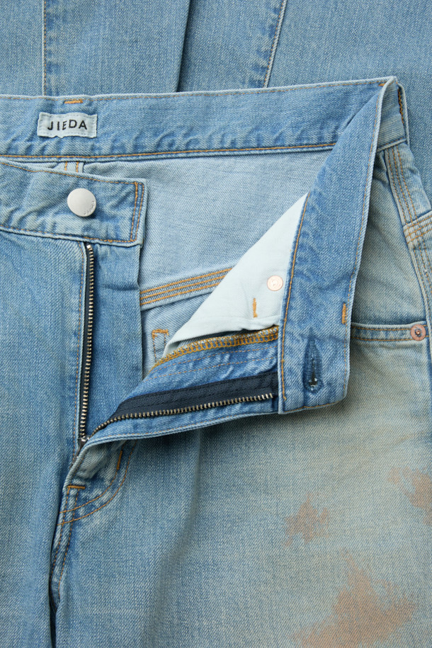 JIEDA(지에다) 유즈드 3D 워크 데님 팬츠는 남성용 데님 팬츠입니다. 블루 컬러의 데님 소재로 제작되었으며, 봄, 여름, 가을 계절에 착용하기 좋습니다. 와이드핏으로 캐주얼, 스트릿 스타일을 연출하기 좋으며, 입체적인 3D 패턴과 사이드 심 비틀림 디자인이 특징입니다. 짧은 밑위와 슬림한 허리라인, 히게(주름) 가공, 트리플 스티치 디테일이 돋보입니다. 데이트룩, 모임룩, 캐주얼, 스트리트, 미니멀 스타일 연출에 활용할 수 있습니다.
