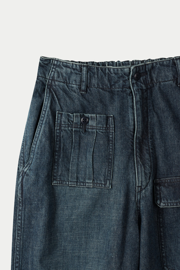 SAGE DE CRET (사지 드 크레) 데님 싱글 플리츠 와이드 팬츠는 클래식과 캐주얼 스타일을 모두 아우르는 남성용 데님 팬츠입니다. 인디고 컬러의 데님과 린넨 혼방 소재로 제작되어 봄, 여름 시즌에 시원하고 편안하게 착용할 수 있습니다. 루즈핏과 와이드 핏으로 트렌디한 실루엣을 연출하며, 플리츠 디테일이 특징입니다. 버튼과 지퍼 여밈, 양 사이드 포켓, 가먼트 워싱 처리, 넓은 시접 디테일 등 섬세한 디테일이 돋보입니다. 데이트룩, 쇼핑룩 등 다양한 TPO에 미니멀한 스타일로 활용하기 좋습니다.
