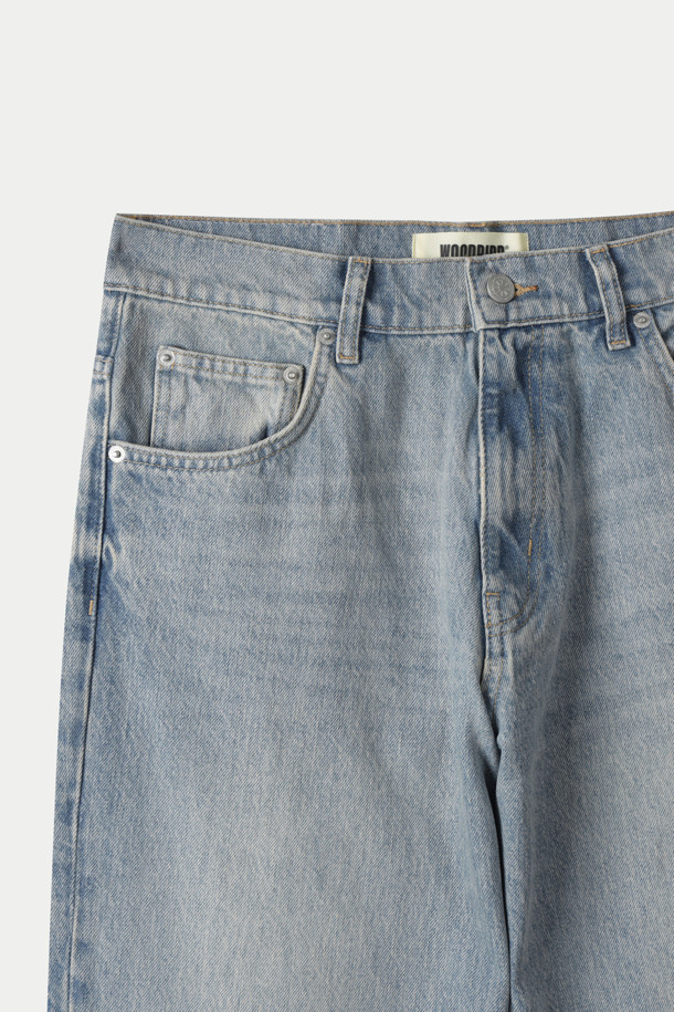 WOODBIRD(우드버드) Leroy 던 더스트 데님은 남성용 데님 팬츠입니다. 연청 컬러의 무지 디자인으로, 봄, 여름, 가을에 착용하기 좋습니다. 부드러운 촉감의 데님 소재에 루즈핏과 테이퍼드 핏을 더하여 편안하면서도 스타일리시한 핏을 연출합니다. 5포켓 디자인과 버튼과 지퍼 플라이 여밈, 은은한 솔기 디테일, 우드버드 로고 백 패치로 포인트를 더했습니다. 데이트룩, 쇼핑룩 등 데일리룩에 활용하기 좋으며, 클래식, 미니멀, 캐주얼 스타일을 모두 소화할 수 있습니다.
