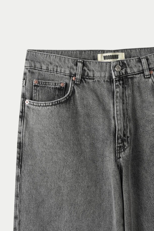 WOODBIRD(우드버드) Leroy(레로이) 애쉬 그레이 데님 팬츠는 미니멀하고 클래식한 스타일을 추구하는 당신을 위한 데일리 아이템입니다. 부드러운 촉감의 데님 소재로 제작되어 사계절 내내 편안하게 착용 가능하며, 루즈핏과 테이퍼드 핏의 조화로 트렌디한 실루엣을 선사합니다. 애쉬 그레이 컬러는 어떤 상의와도 자연스럽게 어울려 다양한 스타일을 연출할 수 있습니다. 5포켓 디자인과 버튼, 지퍼 플라이 여밈, 은은한 솔기 디테일, 우드버드 로고 백 패치가 돋보이며, 동네 마실룩이나 쇼핑룩 등 캐주얼한 상황에 적합합니다.
