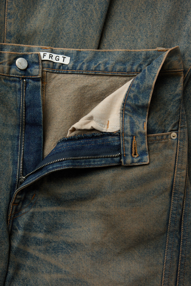 NVRFRGT(엔브이에프알지티) 3D 트위스티드 와이드 레그 데님 팬츠는 남성을 위한 캐주얼 스타일의 데님 팬츠입니다. 14oz 슬럽 방적사 인디고 데님 소재에 빈티지 워싱 가공을 더해 자연스러운 멋을 연출하며, 3D 패턴 메이킹과 입체 재단으로 편안한 루즈핏을 제공합니다. 뻣뻣한 촉감과 두꺼운 두께감으로 사계절 착용 가능하며, 데이트룩과 출근룩 등 다양한 TPO에 활용 가능합니다. 이중 사이드 솔기 디테일이 돋보이는 미니멀하고 클래식한 디자인의 와이드 팬츠입니다.
