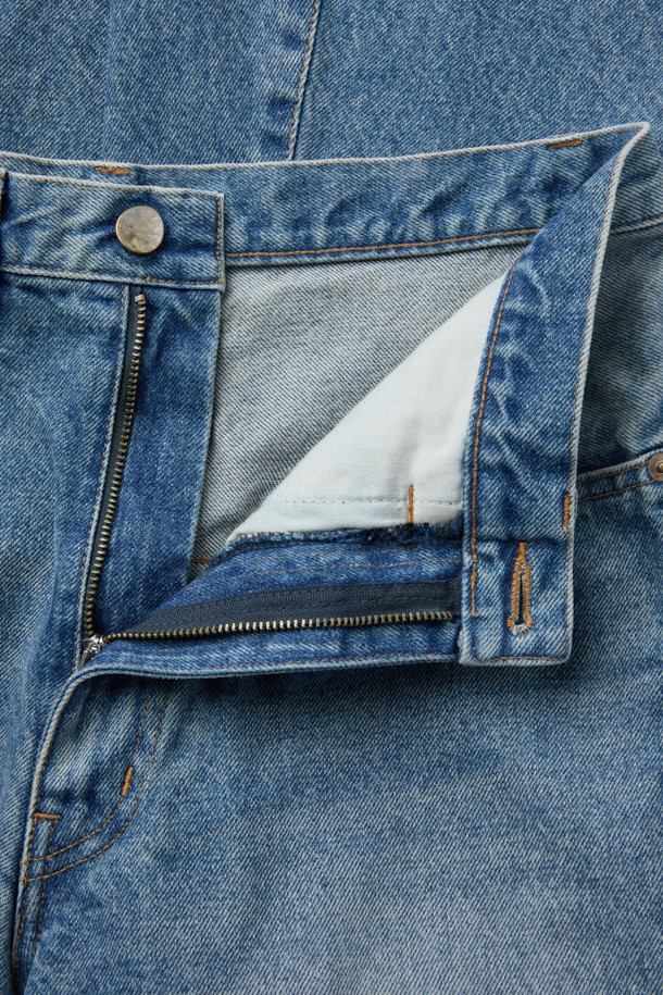 NVRFRGT(엔브이에프알지티) 3D 트위스티드 와이드 레그 데님 팬츠는 남녀 모두 착용 가능한 캐주얼 스타일의 데님 팬츠입니다. 14oz 슬럽 방적사 인디고 데님 소재에 빈티지 워싱 가공을 더해 자연스러운 멋을 살렸으며, 3D 패턴 메이킹과 입체 재단으로 편안한 착용감을 제공합니다. 와이드핏으로 트렌디함을 더하고, 두께감 있는 데님 소재와 뻣뻣한 촉감으로 묵직한 실루엣을 연출합니다. 데이트룩, 출근룩 등 다양한 TPO에 활용 가능한 매력적인 아이템입니다.
