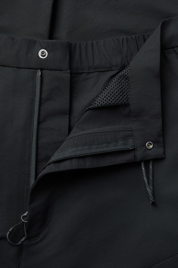 CMF 코드 팬츠는 아웃도어 활동과 일상생활 모두에 적합한 레귤러핏 긴바지입니다. 면과 나일론 혼방 소재로 제작되어 편안한 착용감과 내구성을 제공합니다. 허리에는 코드 스트링이 2개 내장되어 있으며, 밑단 스트링으로 핏 조절이 가능합니다. 블랙 컬러의 무지 디자인으로, 캐주얼 및 스포티 스타일을 연출하기 좋습니다. 사이드 포켓과 허벅지 패치 포켓이 있어 실용성을 더했습니다.
