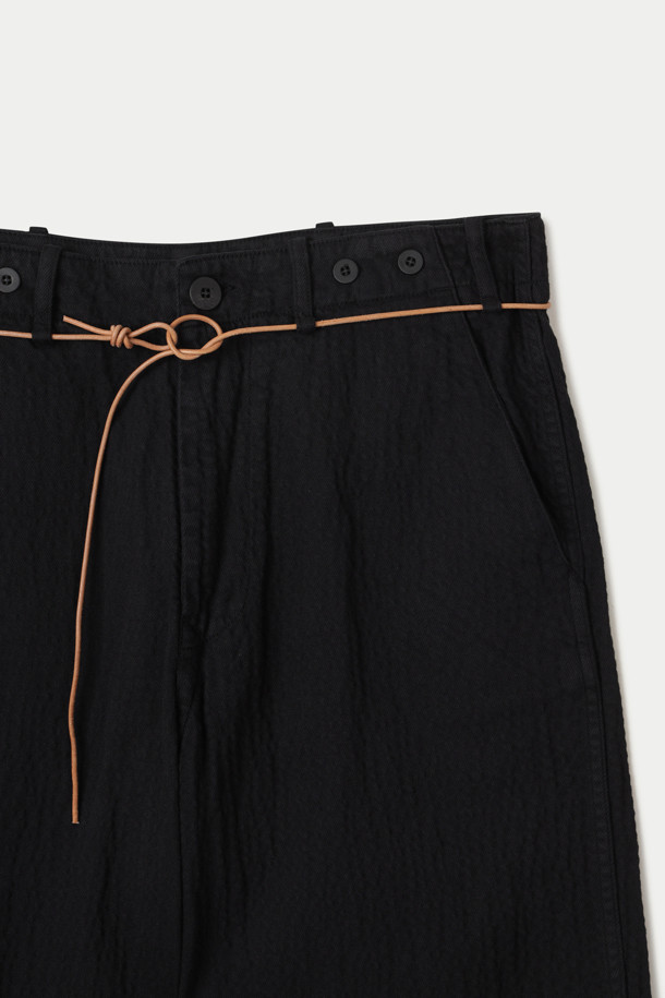 HOMECORE(홈코어) 범피 팬츠는 남성을 위한 캐주얼 슬랙스입니다. 부드러운 코튼과 엘라스틴 혼방 소재로 제작되어 사계절 내내 편안하게 착용할 수 있습니다. 레귤러 핏에 테이퍼드 디자인으로 세련된 핏을 연출하며, 블랙 컬러와 무지 패턴으로 어떤 상의에도 잘 어울립니다. 비건 가죽끈 디테일과 밴딩 허리, 신축성 있는 소재로 활동성을 높였으며, 롤업하여 다양한 스타일을 연출할 수 있습니다. 출근룩, 데이트룩 등 미니멀하고 캐주얼한 스타일을 선호하는 분들께 추천합니다.
