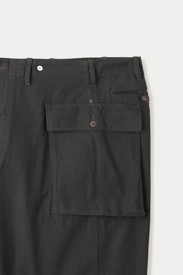 INNAT 43 카고 트라우저는 M-43 밀리터리 팬츠를 재해석하여 제작된 남성용 카고 팬츠입니다. 블랙 컬러의 백 새틴 소재로 제작되어 사계절 내내 착용 가능하며, 일상 및 밀리터리 스타일을 모두 소화할 수 있습니다. 레귤러핏으로 편안한 착용감을 제공하며, 가스 플랩 디테일과 대형 카고 포켓이 특징입니다. 이중 벨트 루프 구조와 식물성 하이브리드 염색, 천연 색소를 사용하여 워크웨어, 클래식, 캐주얼 스타일을 연출하기 좋습니다. 여행룩과 가을 나들이룩에 활용하여 스타일리시함을 더해보세요.
