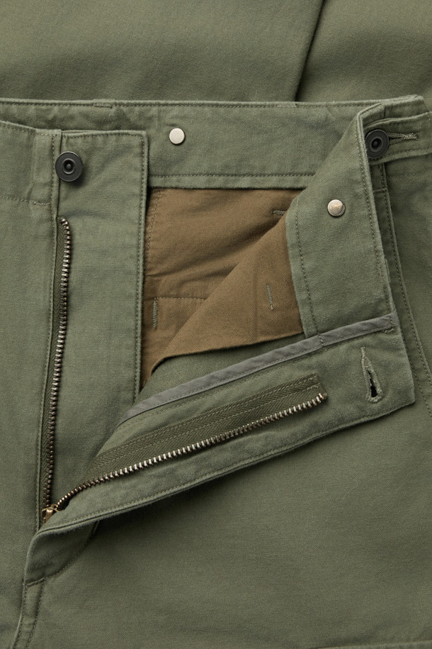 나이젤 카본 아미 카고 팬츠는 남성을 위한 밀리터리 스타일의 카고 팬츠입니다. 카키와 올리브 두 가지 색상으로 제공되며, 사계절 착용이 가능합니다. M-51 밀리터리 팬츠 디자인을 바탕으로 제작되었으며, 여섯 개의 플랩 포켓과 허벅지 부위 포켓 디테일이 특징입니다. 턱(tuck) 디테일과 밀리터리 스타일 버튼 및 스냅으로 클래식한 밀리터리 무드를 더했습니다. 레귤러핏의 백사틴 소재로 제작되어 출근룩, 캠핑룩 등 다양한 TPO에 활용 가능하며, 클래식, 워크웨어, 캐주얼 스타일을 연출하기 좋습니다.
