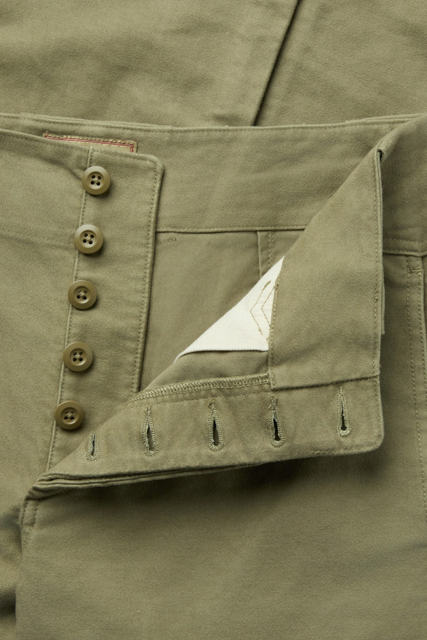 NIGEL CABOURN (나이젤 카본) 워크 수트 몰스킨 트라우저는 남성용 바지로, 가을과 겨울에 어울리는 두꺼운 두께감의 루즈핏 긴바지입니다. 베이지 컬러의 몰스킨 소재로 제작되어 부드러운 촉감과 여유로운 핏을 제공하며, 착용할수록 자연스러운 주름과 에이징 효과를 즐길 수 있습니다. 클래식하고 밀리터리 스타일을 결합한 디자인은 출근룩이나 비즈니스 캐주얼에 적합하며, 워크웨어와 미니멀 스타일 연출에도 용이합니다. 군복에서 영감을 얻은 디자인으로, 독특한 분위기를 자아냅니다.
