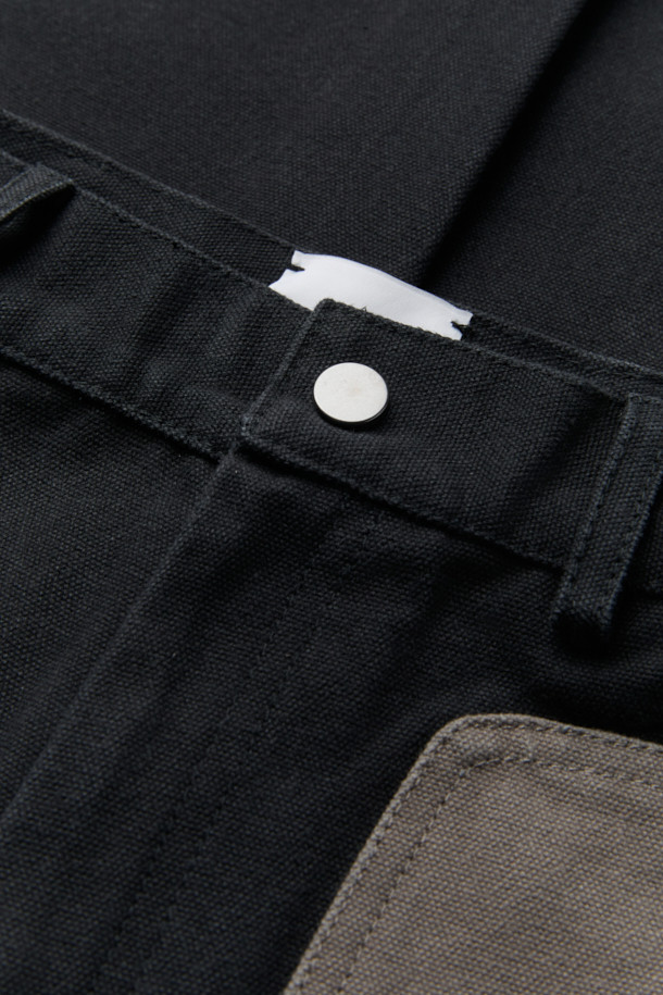 ROA 워시드 캔버스 팬츠는 캠핑룩, 산책룩 등 TPO에 적합하며, 캐주얼, 워크웨어, 미니멀 스타일을 추구하는 분들께 추천합니다. 블랙, 그레이 두 가지 색상으로 출시되었으며, 헤비 코튼 캔버스 소재에 워싱 가공을 더해 부드러운 촉감을 자랑합니다. 루즈핏으로 편안한 착용감을 선사하며, 더블 캔버스 보강과 자수 로고 디테일로 내구성과 디자인을 모두 잡았습니다. 봄, 가을 시즌에 두꺼운 두께감으로 따뜻하게 착용할 수 있는 긴바지입니다.
