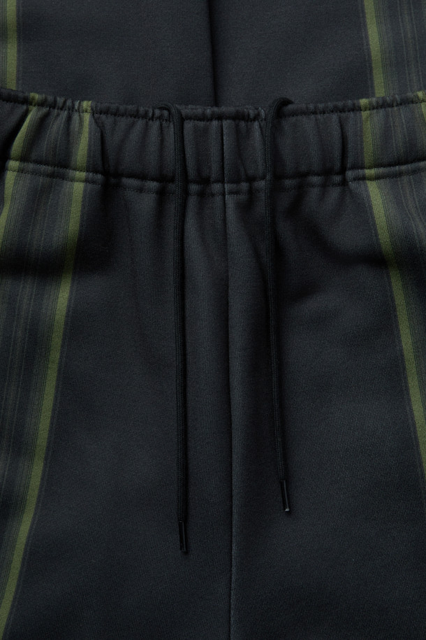 MIDTHINGS (미드띵스) 스트라이프 트랙 팬츠는 스포티한 무드의 루즈핏 긴바지입니다. 블랙과 그린 두 가지 색상으로 출시되었으며, 흡수 및 속건 기능의 폴리에스테르 소재로 제작되어 편안한 착용감을 제공합니다. 안감은 기모 처리되어 부드러운 촉감을 더했으며, 밴딩 및 드로스트링 디자인으로 이지핏을 연출합니다. 집콕룩, 피트니스룩, 러닝룩 등 다양한 TPO에 활용 가능하며, 캐주얼 및 스트리트 스타일을 즐기는 분들께 추천합니다.
