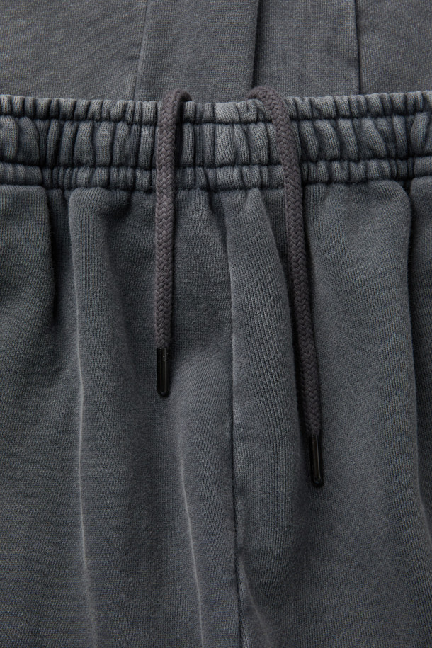 NANGA(난가) 헤이븐 스웻 팬츠는 빈티지 스타일의 루즈핏 스웻 팬츠입니다. 그레이 컬러의 무지 디자인으로, 집콕룩이나 산책, 가벼운 외출 시 캐주얼하고 미니멀한 스타일을 연출하기 좋습니다. 면 소재로 제작되어 편안한 착용감을 선사하며, 밴딩 처리로 활동성을 높였습니다. 피그먼트 염색 기법으로 은은한 멋을 더했으며, SVTAW25802GYX 모델과 셋업으로도 활용 가능합니다. 세탁 시에는 변색을 방지하기 위해 단독 세탁을 권장합니다.
