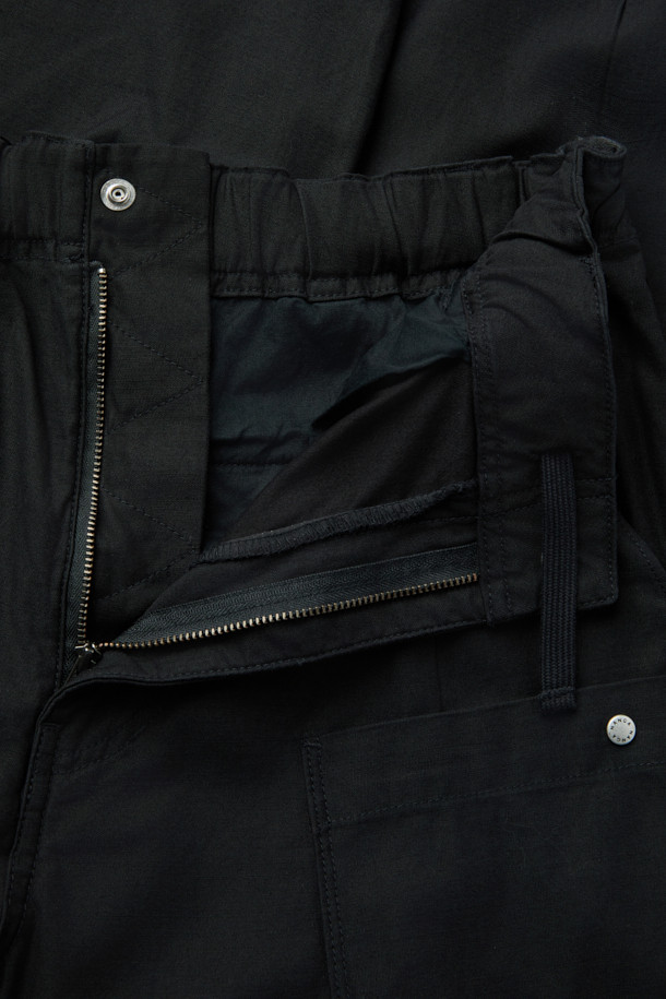 NANGA(낭가) 백 사틴 이지 카고 팬츠는 부드러운 촉감의 백 사틴 원단을 사용하여 편안한 착용감을 선사합니다. 바이오 워싱 처리로 자연스러운 멋을 더했으며, 릴랙스 핏에 테이퍼드 실루엣으로 트렌디한 스타일을 연출합니다. 무릎 다트, 플리츠 디테일, 스트링, 사이드 포켓, 뒷주머니, 카고 포켓 등 실용적인 디테일이 돋보이며, 자수 로고로 포인트를 더했습니다. 캐주얼, 미니멀, 워크웨어 스타일을 즐겨 입는 분들에게 출근룩, 여행룩으로 모두 활용 가능한 사계절 필수 아이템입니다.
