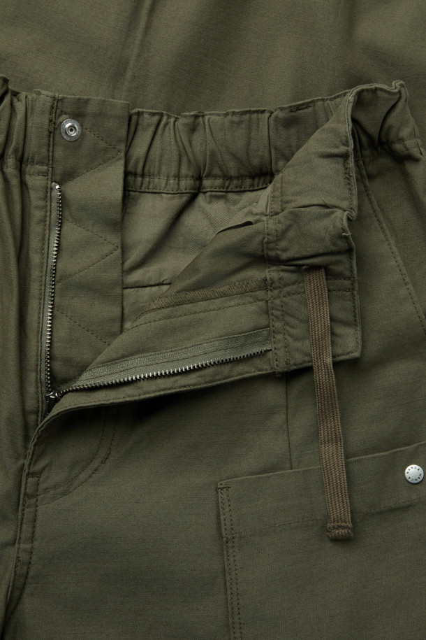 **낸가(NANGA) 백 사틴 이지 카고 팬츠**는 릴랙스 핏으로 편안한 착용감을 선사합니다. 부드러운 촉감의 백 사틴 면 소재에 바이오 워싱 가공을 더해 자연스러운 멋을 살렸습니다. 허리 스트링과 밴딩 처리로 활동성을 높였으며, 무릎 다트 디자인으로 편안함을 더했습니다. 카키와 올리브 두 가지 색상으로 출시되었으며, 캐주얼, 미니멀, 워크웨어 스타일을 연출하기 좋습니다. 사이드 및 카고 포켓, 자수 로고 디테일로 실용성과 디자인을 모두 갖춘 카고 팬츠입니다.
