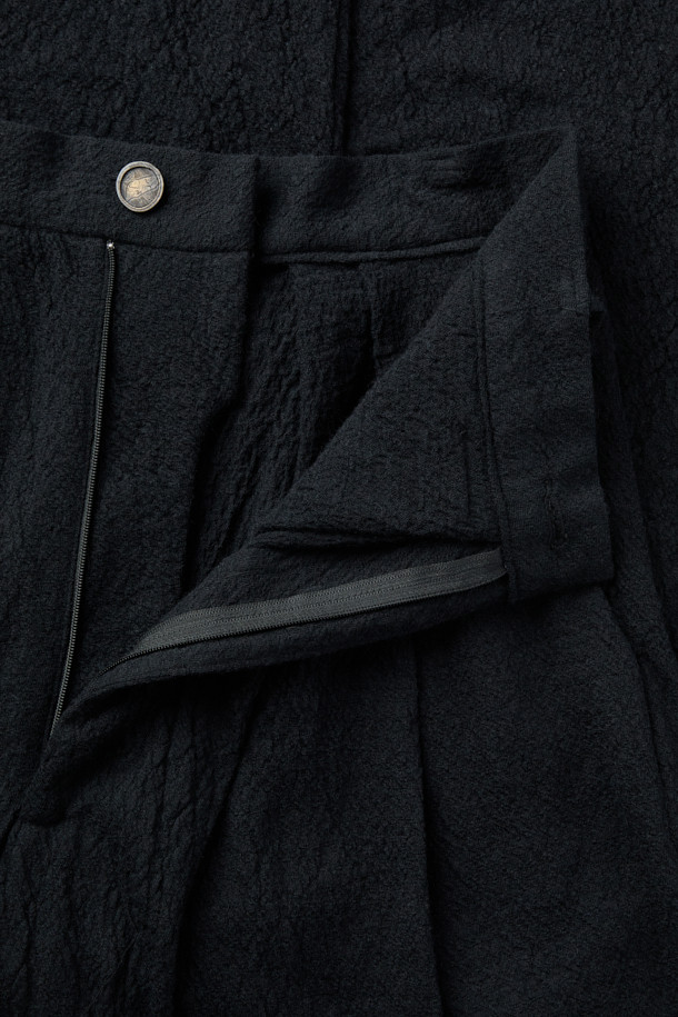 CHIAHUNG SU (치아홍 수) 핸드 우븐 & 다이드 와이드 하렘 트라우저를 소개합니다. 유기농 알파카 100% 소재로 제작되어 부드러운 착용감을 선사하며, 핸드 우븐 방식으로 섬세하게 짜여진 수공 니트 원단이 특징입니다. 다잉 기법으로 은은한 멋을 더했고, 자연스러운 주름 디테일이 우아한 분위기를 연출합니다. 와이드핏과 롱 기장으로 편안하면서도 세련된 스타일을 완성하며, 데이트룩, 모임룩, 비즈니스 캐주얼 등 다양한 TPO에 활용할 수 있습니다. 클래식, 미니멀, 시크 스타일을 즐기는 분들께 추천합니다.
