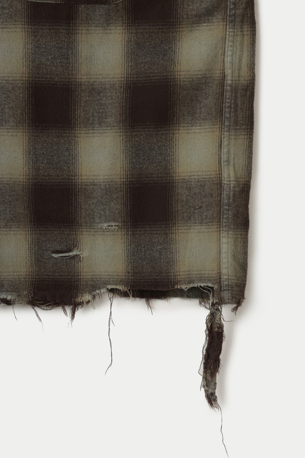 JIEDA 넬 데미지 체크 셔츠는 빈티지 무드를 자아내는 오버핏 체크 셔츠입니다. 블랙과 베이지 두 가지 색상으로 출시되었으며, 가을, 겨울에 데일리룩, 데이트룩, 가을 나들이룩 등 다양한 TPO에 활용하기 좋습니다. 면 소재로 제작되어 편안한 착용감을 제공하며, 긴 소매와 크롭 기장이 특징입니다. 데미지 디테일과 오버다잉 가공을 통해 빈티지 스타일을 강조했으며, 플랩 포켓과 프론트 포켓으로 실용성을 더했습니다. 캐주얼, 클래식, 레트로 스타일을 즐겨 입는 분들께 추천합니다.
