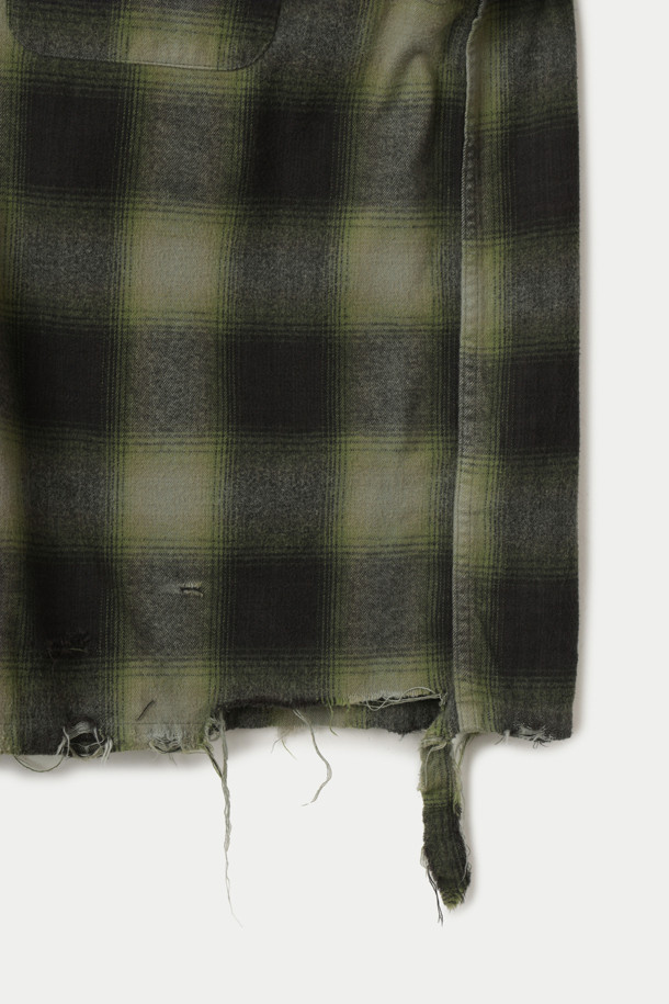 JIEDA 넬 데미지 체크 셔츠는 빈티지하고 캐주얼한 스타일을 연출하는 셔츠입니다. 블랙과 올리브 두 가지 색상으로 제공되며, 가을과 겨울 시즌에 적합합니다. 데미지 디테일과 오버다잉 가공으로 독특한 분위기를 더하며, 프론트 포켓과 플랩 버튼이 특징입니다. 루즈핏에 긴소매, 카라 디자인으로 편안하면서도 스타일리시하게 착용할 수 있습니다. 가을 나들이룩, 겨울 데일리룩, 동네 마실룩 등 다양한 TPO에 캐주얼, 클래식, 레트로 스타일로 활용하기 좋습니다.
