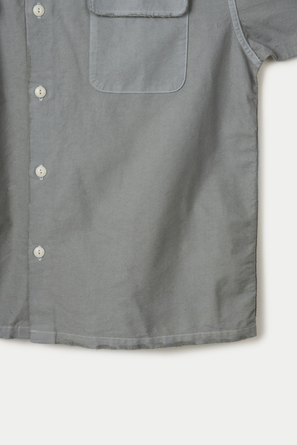 JIEDA(지에다) 피그먼트 페인팅 셔츠는 빈티지하면서도 캐주얼한 스타일을 즐기는 남성을 위한 셔츠입니다. 부드러운 면 소재에 피그먼트 가공 처리를 더해 자연스러운 컬러감과 편안한 착용감을 선사합니다. 은은한 페인팅 무늬가 돋보이며, 크롭 기장과 레귤러 핏으로 트렌디한 스타일을 연출합니다. 앞 포켓과 플랩 포켓, 데미지 디테일이 더해져 빈티지한 매력을 더하며, 봄, 가을 시즌에 활용하기 좋습니다. 가볍고 통기성이 우수하여 동네 마실룩, 카페룩, 봄 소풍룩 등 다양한 TPO에 맞춰 캐주얼하고 미니멀하게 스타일링할 수 있습니다.
