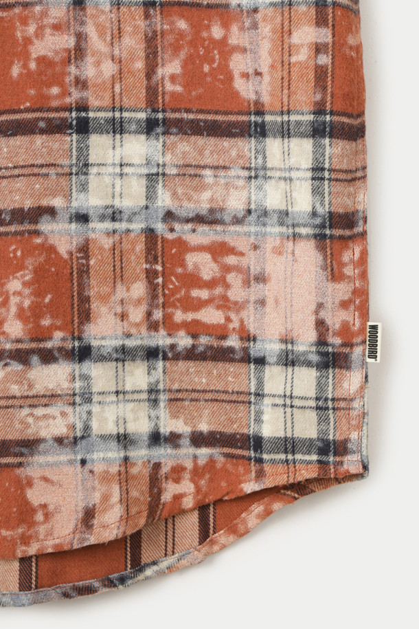 **우드버드 빈티지 워싱 셔츠**는 봄, 가을에 어울리는 긴소매 셔츠입니다. 오렌지, 그레이 컬러의 체크 패턴과 루즈핏 디자인으로 빈티지하고 캐주얼한 스타일을 연출합니다. 칼라 넥 라인과 버튼업 프론트 여밈, 커프스 버튼, 가슴 포켓 등의 특징이 있습니다. 데이트룩, 카페룩과 같은 TPO에 어울리며, 캐주얼, 클래식, 미니멀 스타일을 즐겨 입는 분들께 추천합니다. 면 소재로 제작되어 편안한 착용감을 선사합니다.
