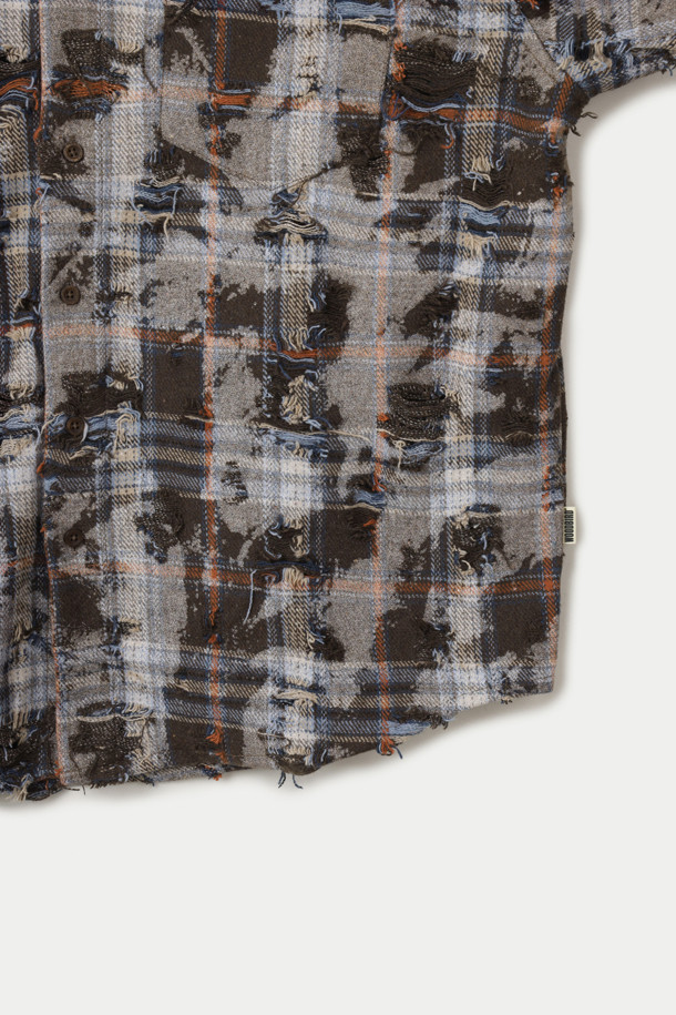 WOODBIRD WBJong(우드버드 WB종) 립 셔츠는 가을, 겨울 시즌에 잘 어울리는 플란넬 소재의 긴소매 셔츠입니다. 브라운과 그레이 두 가지 색상으로 만나볼 수 있으며, 스트릿 및 빈티지 스타일을 연출하기에 좋습니다. 루즈핏 레귤러 기장으로 편안하게 착용 가능하며, 체크 패턴과 칼라넥 디자인이 특징입니다. 버튼업 프론트 여밈, 커프스 버튼, 가슴 포켓, 데미지 디테일, 올 풀림 및 찢김 가공으로 빈티지한 무드를 더했습니다. 가을 나들이룩이나 겨울 데일리룩에 캐주얼하게 매치하여 개성 있는 스타일을 완성해보세요.
