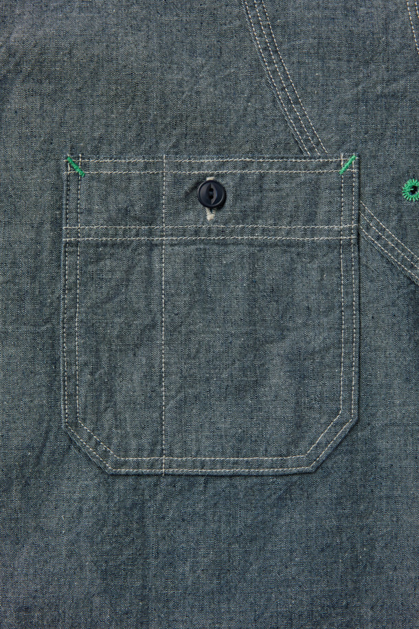 나이젤 카본(Nigel Cabourn) 메디컬 셔츠는 클래식과 밀리터리 스타일을 결합한 남성용 셔츠입니다. 그레이 및 블루 컬러로 출시되었으며, 봄, 가을에 착용하기 좋습니다. 고밀도 셀비지 데님 소재로 제작되어 뻣뻣한 촉감과 두꺼운 두께감을 자랑하며, 이중 구조 디자인과 암홀 통기성을 통해 활동성을 높였습니다. 차이나 칼라에 레귤러 핏으로 제작되었으며, 가슴 포켓 2개와 캣츠아이 버튼으로 포인트를 주어 워크웨어, 미니멀, 클래식 스타일을 연출하기 좋습니다. 출근룩, 비즈니스 캐주얼, 모임룩 등 다양한 TPO에 활용할 수 있습니다.
