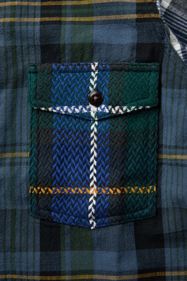 나이젤 카본 X 오리지널 마드라스 워크 셔츠는 클래식과 워크웨어 스타일을 결합한 상의입니다. 다양한 색상의 패치워크 패턴이 돋보이며, 비즈니스 캐주얼 및 캐주얼 스타일 모두에 잘 어울립니다. 레귤러핏으로 제작되어 편안한 착용감을 제공하며, 친 스트랩과 패치 포켓 디테일이 특징입니다. 면 소재로 제작되어 쾌적하며, 카라 디자인으로 깔끔한 인상을 줍니다.
