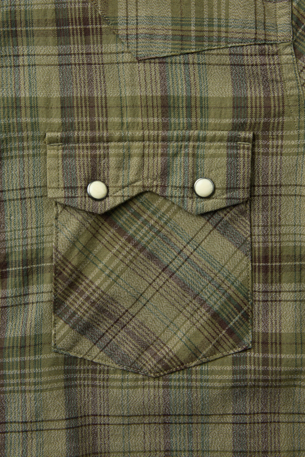 NIGEL CABOURN (나이젤 카본) X ORIGINAL MADRAS (오리지널 마드라스) 웨스턴 셔츠는 웨스턴 스타일을 기반으로 한 상의입니다. 슬림핏으로 디자인되었으며, 화이트 컬러의 면 소재로 제작되었습니다. 패치 포켓과 비조 디테일이 특징이며, 클래식, 미니멀, 캐주얼 스타일을 연출하기 좋습니다. 숏 기장의 웨스턴 셔츠로 다양한 하의와 매치하여 개성 있는 스타일을 완성할 수 있습니다.
