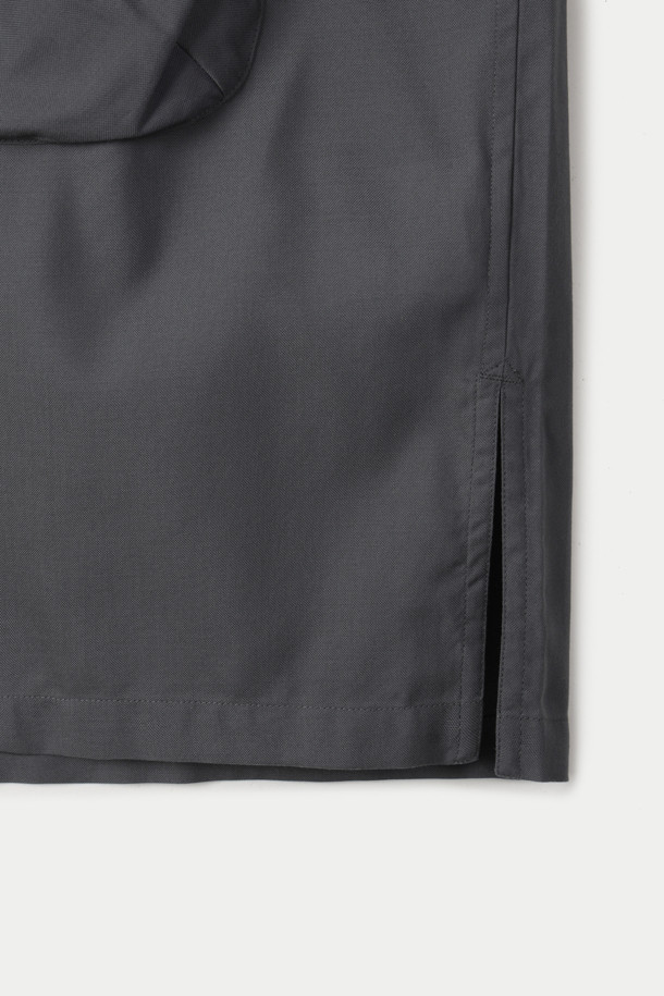 다이와 피어 39 테크 스포츠 오픈 칼라 셔츠는 남성용 오픈 칼라 셔츠입니다. 봄, 여름 시즌에 적합하며, 그레이 컬러의 무지 디자인으로 스포티하고 밀리터리한 스타일을 연출합니다. 루즈 핏에 얇은 두께감과 부드러운 촉감의 폴리에스테르 소재로 제작되어 통기성과 흡습성이 뛰어납니다. 

여행룩과 휴가룩에 어울리며, 미니멀하고 워크웨어적인 느낌을 더합니다. 멀티 포켓 디자인, 선글라스 홀더, 곡선형 플랩 포켓, 내부 좌우 비대칭 포켓 구성 등 실용적인 디테일이 돋보입니다.
