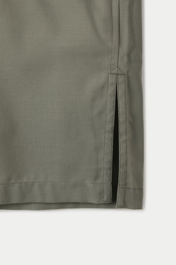 다이와 피어 39 테크 스포츠 오픈 칼라 셔츠는 남성용 셔츠로, 밀리터리 및 스포티 스타일을 결합했습니다. 봄, 여름 시즌에 적합하며, 카키 및 올리브 두 가지 색상으로 제공됩니다. 루즈핏의 긴소매 셔츠로, 오픈 칼라 디자인과 얇고 부드러운 폴리에스테르 소재가 특징입니다. 통기성과 흡습 기능이 있어 활동적인 날에도 쾌적함을 유지하며, 곡선형 플랩 포켓, 멀티 포켓, 선글라스 홀더 등의 디테일이 실용성을 더합니다. 여행, 휴가, 캠핑 등 다양한 상황에서 캐주얼, 스포티, 워크웨어 스타일을 연출할 수 있습니다.
