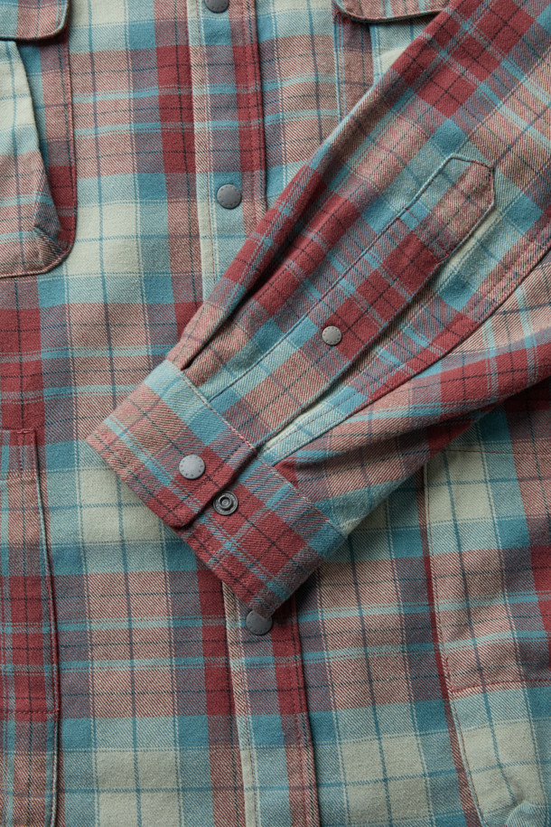 **NANGA (난가) 페이드 타탄 체크 캠프 셔츠**는 남성을 위한 캐주얼 스타일의 캠프 셔츠입니다. 봄, 가을에 적합하며, 중간 두께감으로 제작되었습니다. 레드와 민트 두 가지 색상으로 제공되며, 일상 및 캠핑 활동에 적합합니다. 면과 폴리에스터 혼방 소재로 제작되었으며, 레귤러 핏과 긴 소매 기장을 갖추었습니다. 가슴 포켓 2개, 허리 포켓 2개와 자수 로고 디테일이 있으며, 스냅 버튼 여밈 방식으로 편의성을 더했습니다.
