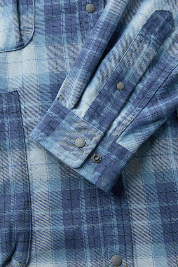 NANGA(난가) 페이드 타탄 체크 캠프 셔츠는 남성용 상의입니다. 봄, 가을에 어울리는 레귤러 핏의 캐주얼 셔츠로, 일상과 캠핑 모두 소화 가능한 활용성을 자랑합니다. 블루 컬러의 면, 폴리에스터 혼방 소재로 제작되었으며, 적당한 두께감과 부드러운 촉감을 제공합니다. 체크 패턴과 긴 소매, 버튼다운 네크라인, 스냅 버튼 여밈 방식이 특징이며, 가슴과 허리 부분에 4개의 포켓, 왼쪽 엉덩이 포켓의 자수 로고, 페이드 워싱 처리가 돋보입니다. 캠핑룩, 여행룩, 캐주얼, 클래식, 미니멀 스타일을 즐기는 분들께 추천합니다.
