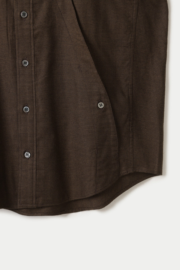 NVRFRGT(엔브이알에프알지티) 플레이드 롱 슬리브 셔츠는 가을, 겨울 시즌에 어울리는 미니멀 스타일의 셔츠입니다. 부드러운 코튼과 텐셀 혼방 소재로 제작되어 편안한 착용감을 선사하며, 브라운 컬러의 체크 패턴으로 포인트를 더했습니다. 변형 스플릿 래글런 슬리브와 프론트 패널 안쪽 3개의 포켓, 소매 버튼 조절 기능, 천연 자개 단추, 미세 기모 처리 등 섬세한 디테일이 돋보입니다. 가을 나들이룩이나 겨울 데일리룩에 클래식하고 캐주얼하게 매치하기 좋은 아이템입니다.
