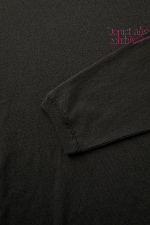 F/CE(에프씨이) 히든 아이덴티티 BY M.ENOMOTO 롱슬리브 티셔츠입니다. 블랙 컬러의 오버핏 롱슬리브 티셔츠로, 봄, 가을 계절에 적합합니다. 소매 프린팅과 시보리 마감, 빈티지한 마감이 특징이며, 넓은 넥라인과 드롭 숄더 디자인으로 편안한 착용감을 선사합니다. 리사이클 코튼 소재로 제작되어 거친 촉감을 느낄 수 있으며, 스트릿, 캐주얼, 시티보이 스타일을 연출하기 좋습니다. M.ENOMOTO와의 콜라보레이션을 통해 유니크한 디자인을 더했습니다.
