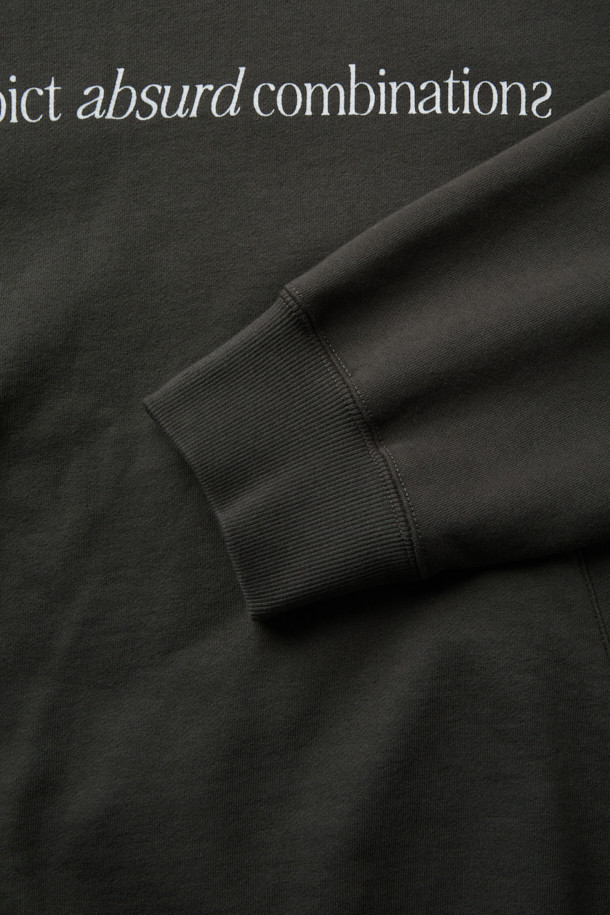 F/CE (에프씨이) 히든 아이덴티티 BY M.ENOMOTO 후디는 빈티지 무드의 프린트 가공이 돋보이는 후드티셔츠입니다. 재활용 면 소재를 사용하여 편안한 착용감을 제공하며, 안감에는 메쉬 원단을 덧대어 통기성을 높였습니다. 오버핏과 드롭숄더 디자인으로 스트릿, 캐주얼 스타일을 연출하기 좋으며, 가을, 겨울철 데일리룩, 집콕룩, 산책룩에 활용하기 좋습니다. 블랙 컬러의 긴소매 후디로 다양한 스타일링에 활용할 수 있습니다.
