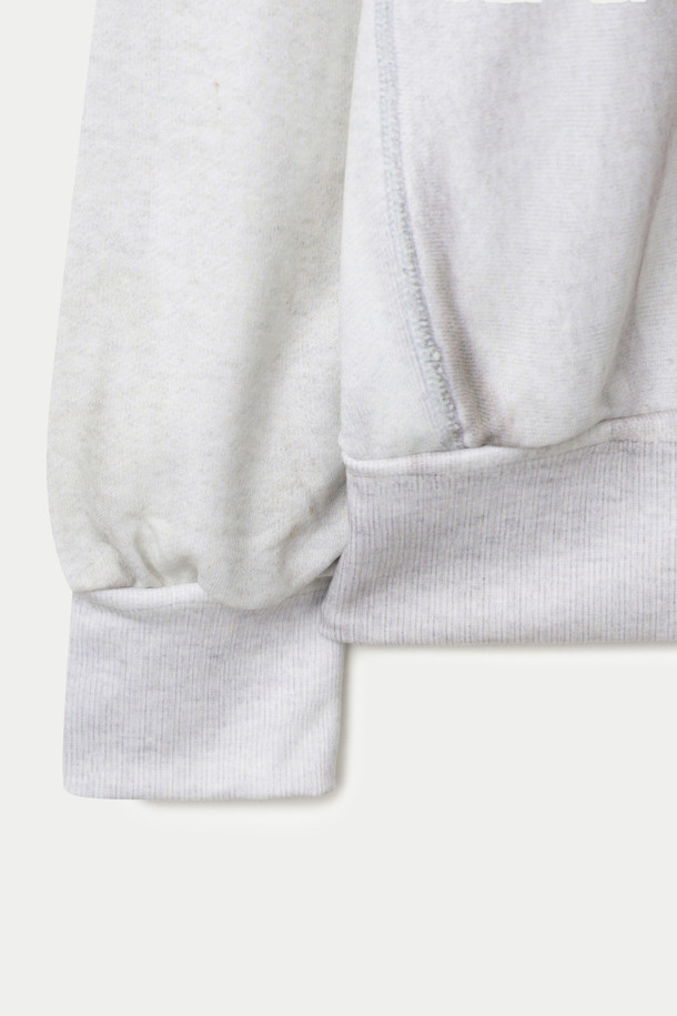 TOLQ(톨크) 트롱프뢰유 스웻 셔츠는 빈티지하고 캐주얼한 스타일을 추구하는 남성 고객을 위한 상의입니다. 1980년대 미 해군 스웨트셔츠를 복각하여 리버스 위브 스타일과 빈티지 스웨트의 리브 구조를 재현했으며, 두꺼운 두께감과 부드러운 플리스 안감으로 따뜻한 착용감을 제공합니다. 화이트와 블루 두 가지 색상으로 출시되었으며, 루즈핏의 라운드넥 디자인으로 편안하게 착용 가능합니다. 승화 프린트 방식으로 표현된 독특한 패턴과 로고 디테일이 돋보이며, "동네 마실룩", "집콕룩", "겨울 데일리룩" 등 다양한 TPO에 활용하기 좋습니다.
