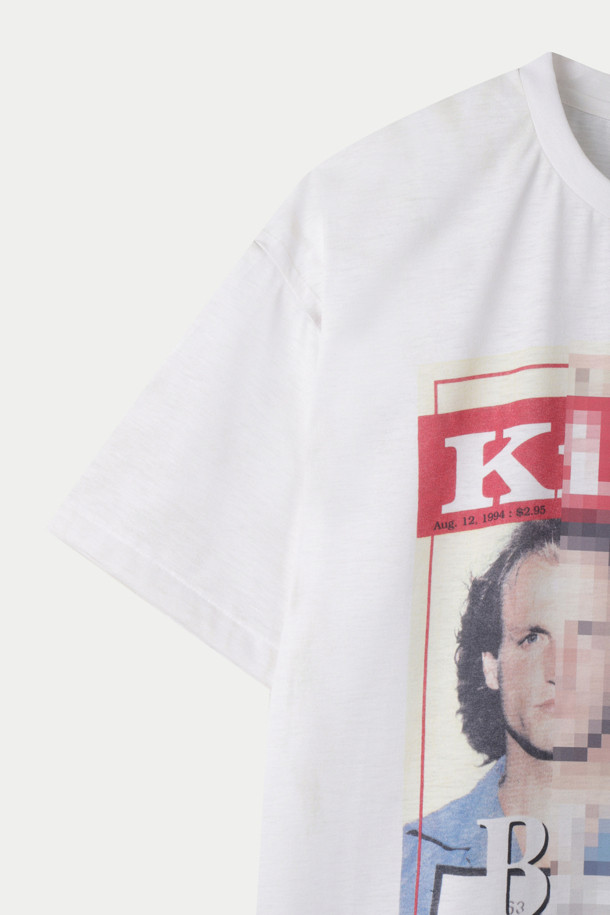 TOLQ(톨크) 트롱프뢰유 모자이크 티셔츠는 영화 Natural Born Killers의 무비 포토를 활용한 프린팅이 돋보이는 스트릿 스타일의 티셔츠입니다. 봄, 여름 시즌에 적합하며, 얇은 두께감의 폴리에스테르 소재로 제작되어 가볍고 편안한 착용감을 선사합니다. 남녀 모두 착용 가능한 레귤러핏의 라운드넥 반소매 티셔츠로, 여행룩이나 휴가룩에 개성 있는 포인트를 더해줍니다. 모자이크 패턴과 크롭 기장이 트렌디한 감각을 더하여 캐주얼, 미니멀 스타일 연출에도 활용하기 좋습니다.
