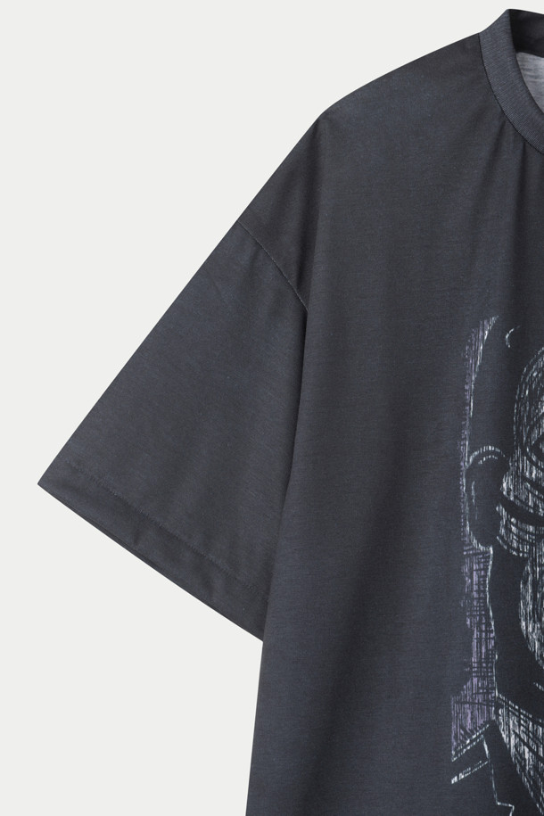 TOLQ(톨크) 트롱프뢰유 스크래치 티셔츠는 빈티지 스타일을 현대적으로 재해석한 남성용 티셔츠입니다. 블랙 컬러의 레귤러핏 반소매 티셔츠로, 얇고 부드러운 폴리에스테르 소재를 사용하여 편안한 착용감을 선사합니다. 빈티지 프린트와 스크래치 패턴이 돋보이며, 특히 1992년 Gear.ink사의 공식 굿즈를 복원하여 소장 가치를 높였습니다. 조지 데비드슨과의 협업, 머디 워터스 프린팅을 통해 스트리트, 캐주얼, 레트로 무드를 연출합니다. 라운드넥 디자인으로 어떤 스타일에도 자연스럽게 매치할 수 있습니다.
